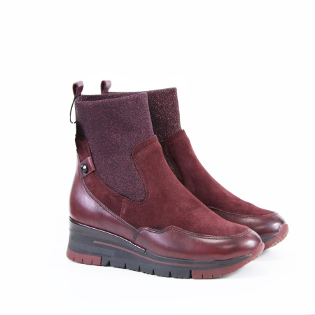 Ботинки высокие с декором на танкетке